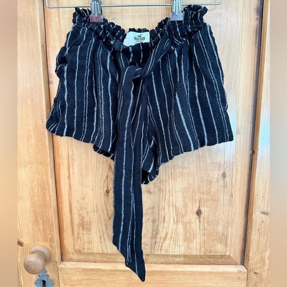 🎉Women’s XS Hollister Shorts Black & White Elastic Waist w/Belt - Picture 1 of 10